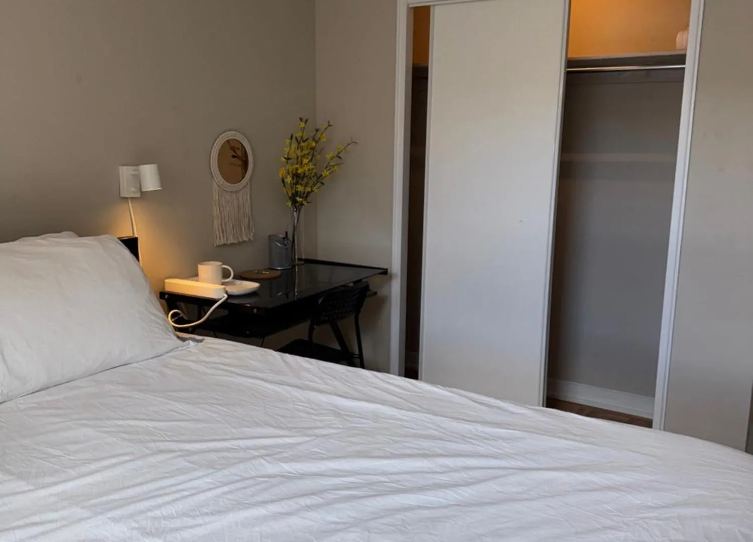 Homestay Queen Room, Downtown Toronto, Near Subway, Cn Tower