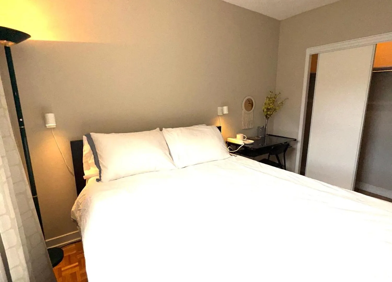 Homestay Queen Room, Downtown Toronto, Near Subway, Cn Tower