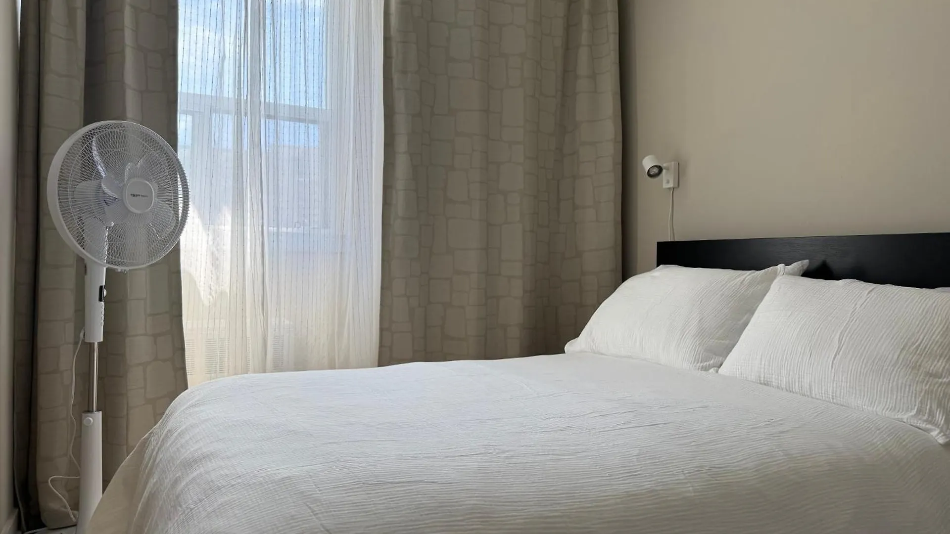 Private Queen Room In Downtown Toronto, Steps To Subway & Cn Tower Kanada