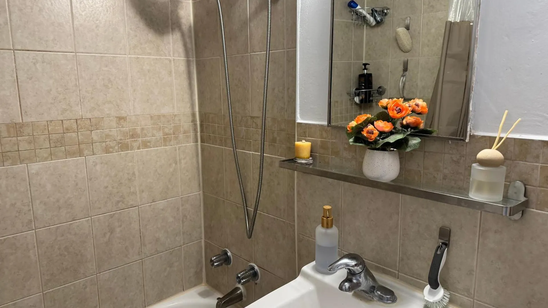 Private Queen Room In Downtown Toronto, Steps To Subway & Cn Tower Δωμάτια σε οικογενειακή κατοικία Τορόντο