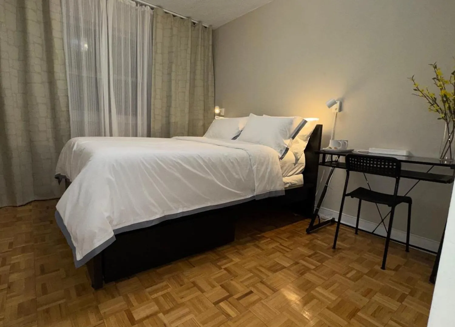 Private Queen Room In Downtown Toronto, Steps To Subway & Cn Tower