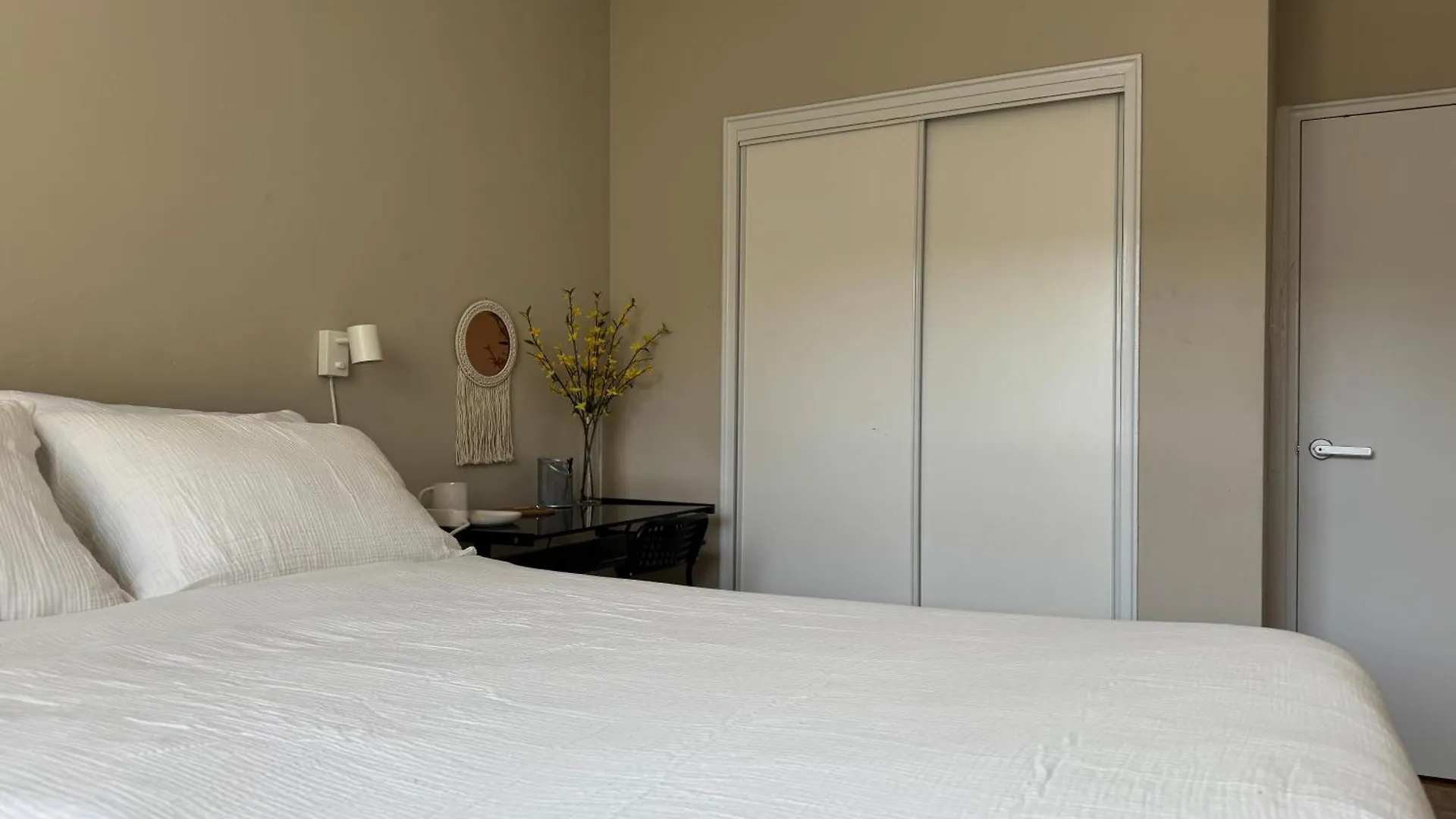 Δωμάτια σε οικογενειακή κατοικία Private Queen Room In Downtown Toronto, Steps To Subway & Cn Tower