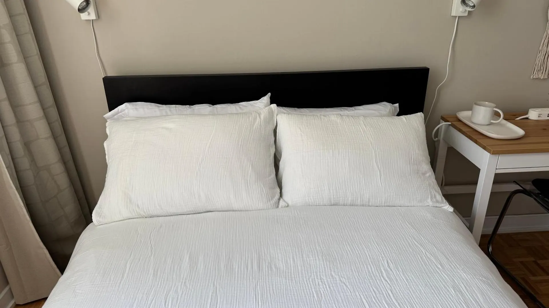 Private Queen Room In Downtown Toronto, Steps To Subway & Cn Tower